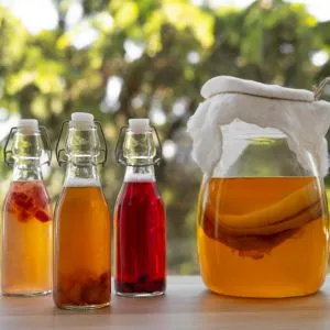 Kombucha variations in lockable, drinking bottles