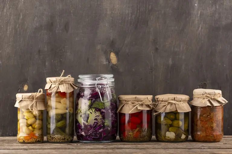 Vegetables fermenting in 6 jars